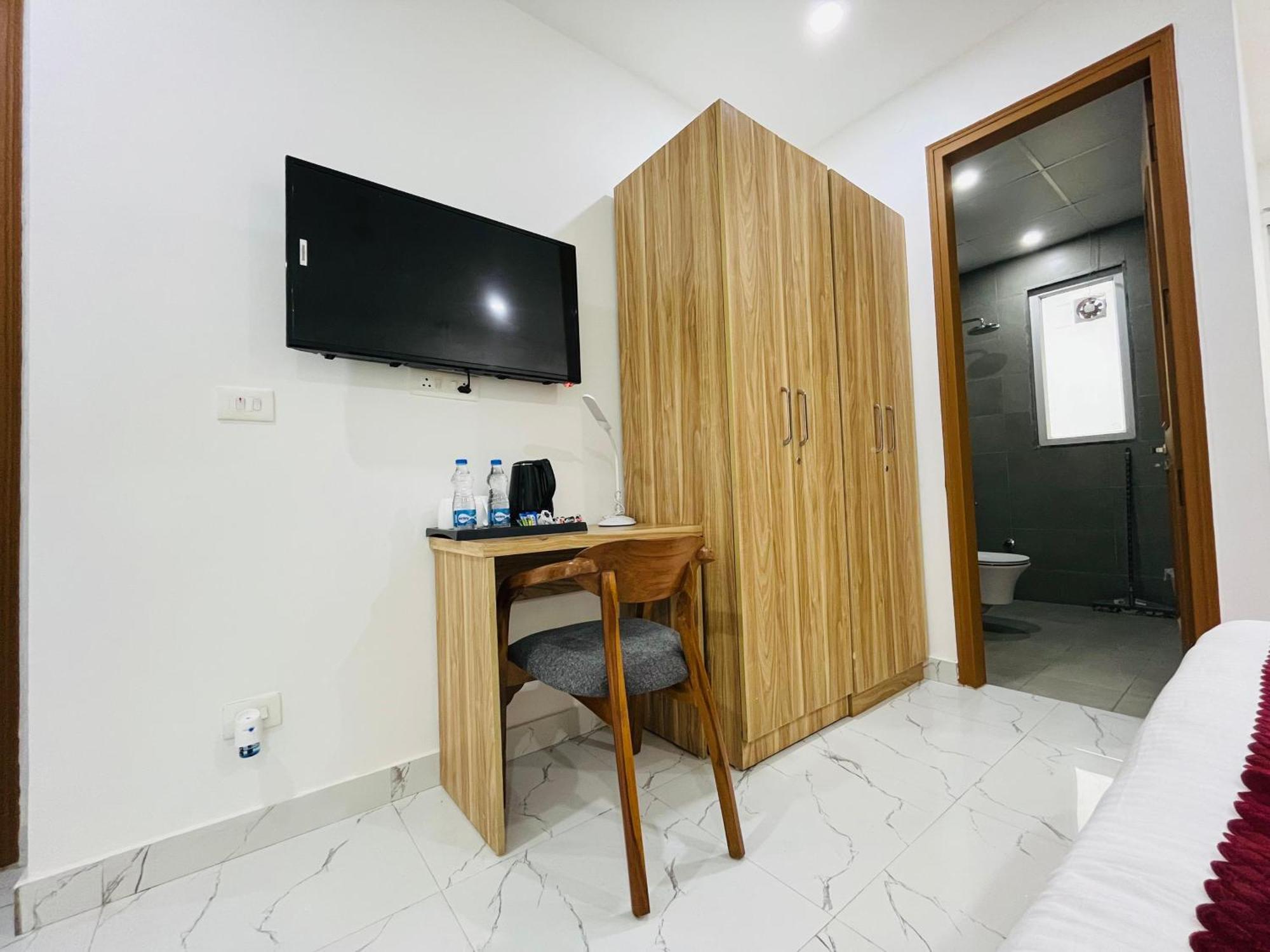 The Lodgers Studio Apartment Infront Of Artemis Hospital Gurugram Gurgaon Exterior photo